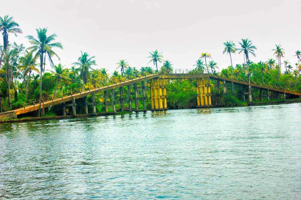 Alappuzha; houseboat cruise; bridge; canal; uasatish;