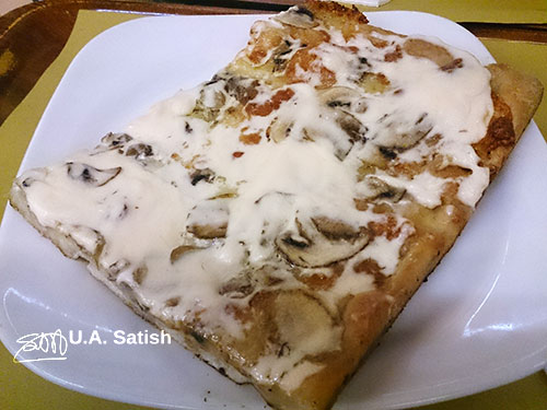 Mushroom and Cheese Pizza; Rome; Italy; uasatish; https://uasatish.com;