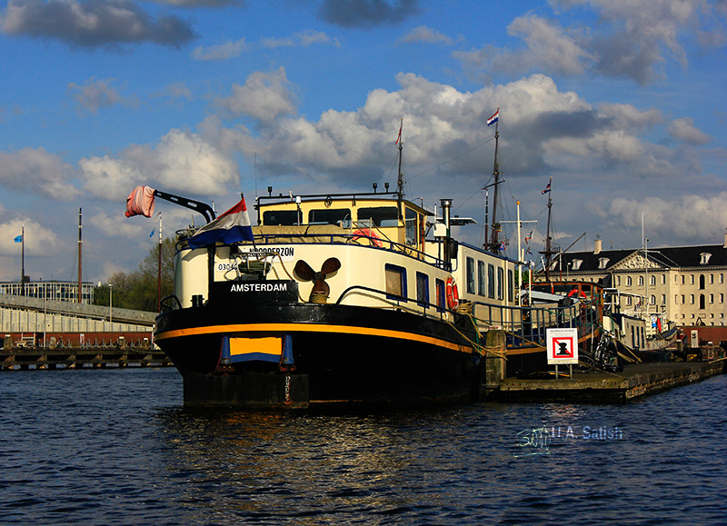 Amsterdam canal cruise; boat; canal; uasatish;