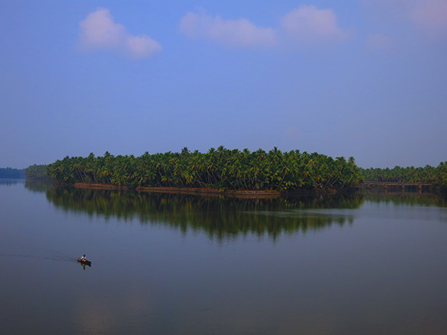 boat; fisherman; kariyankode river; river; outdoor; uasatish; https://uasatish.com;