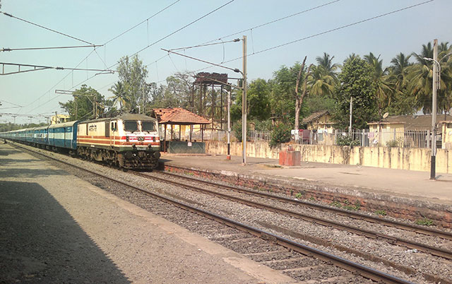  Maharashtra; India; uasatish; outdoor; railway station; train;;