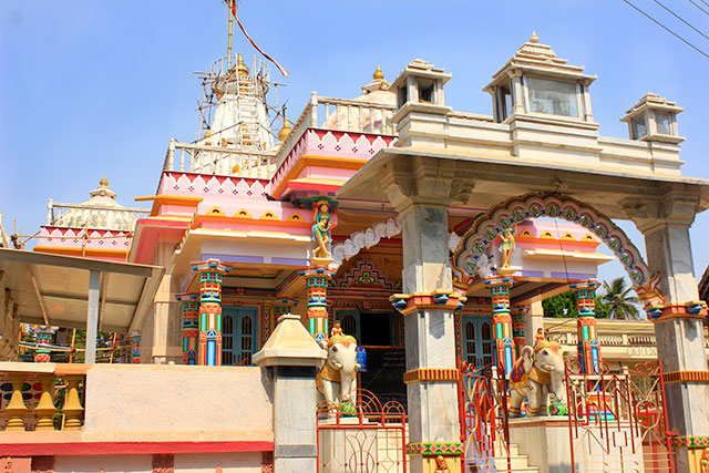  Maharashtra; India; uasatish; outdoor; Sri Munisuvrat Swamy Jain Temple; architecture;