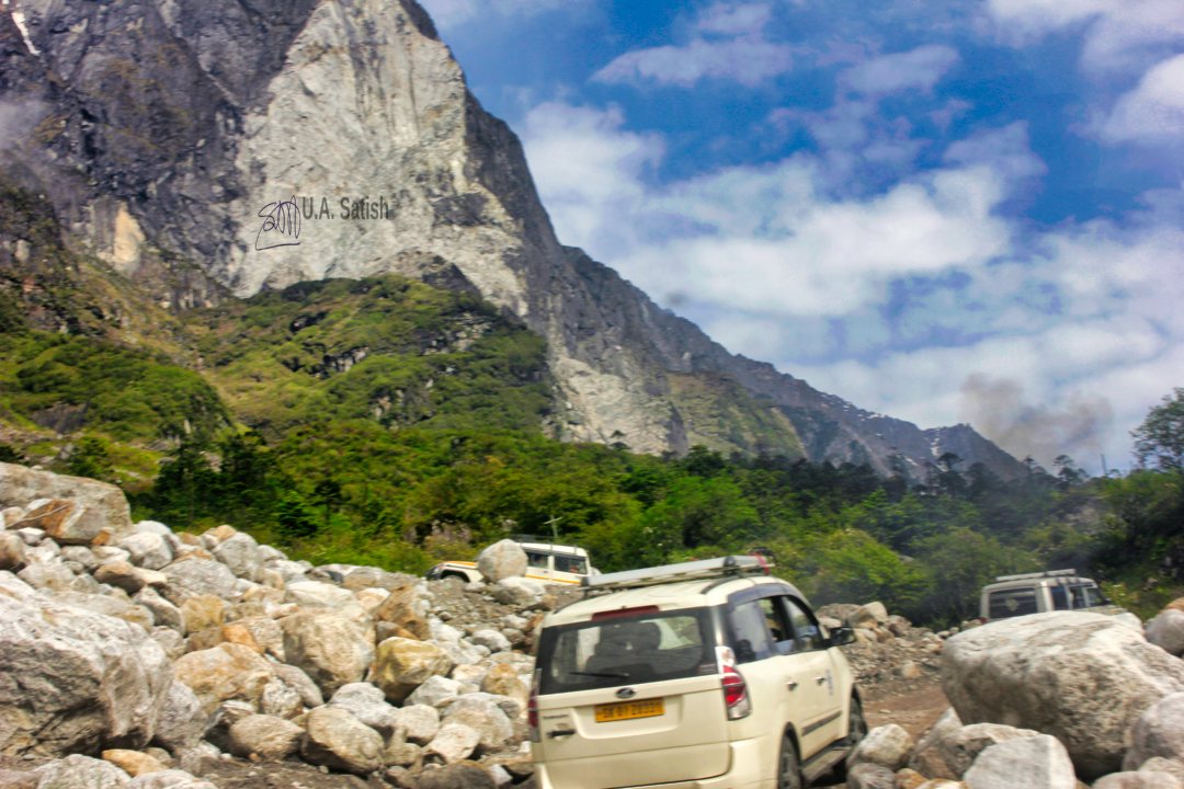 Mountain; boulders; cars; road; uasatish; India; travel photography;