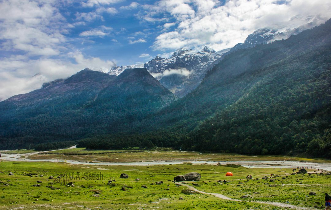 Yumthang Valley; Sikki; meadow; mountains; sky; clouds; sky;