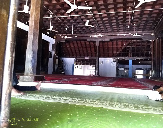 mosque; palli; Thalassery; Tellicherry; Kerala; uasatish; prayer hall; travel blog;