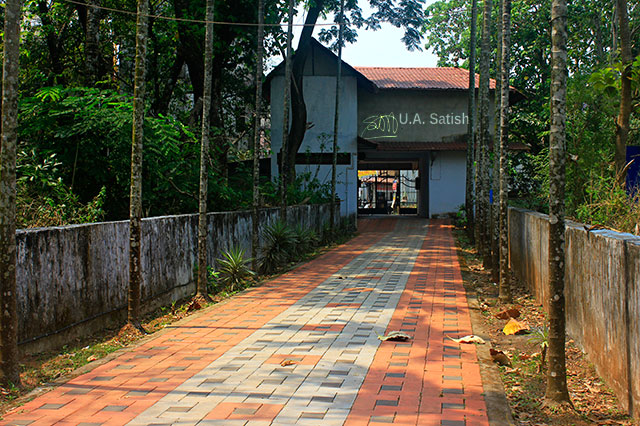 mosque; palli; Thalassery; Tellicherry; Kerala; uasatish; pathway;