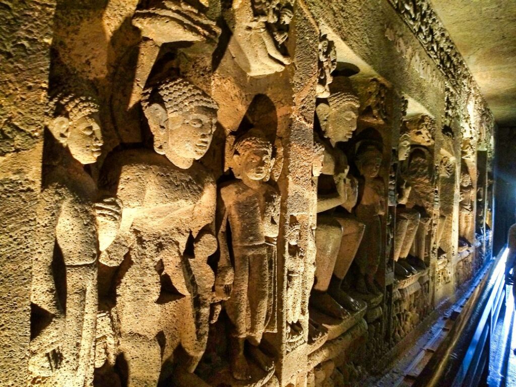 sculptures; cave 26; Ajanta; uasatish;