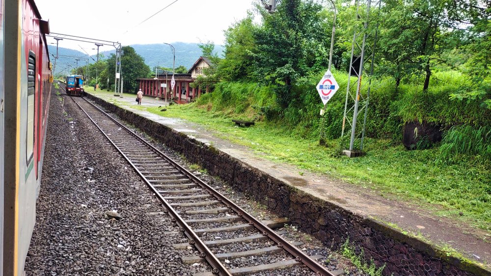 Vinhere Station; travel blog; Mumbai to Ratnagiri; India; uasatish;